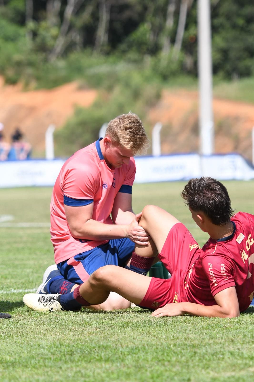 Igor Betinelli avaliando o joelho de um atleta