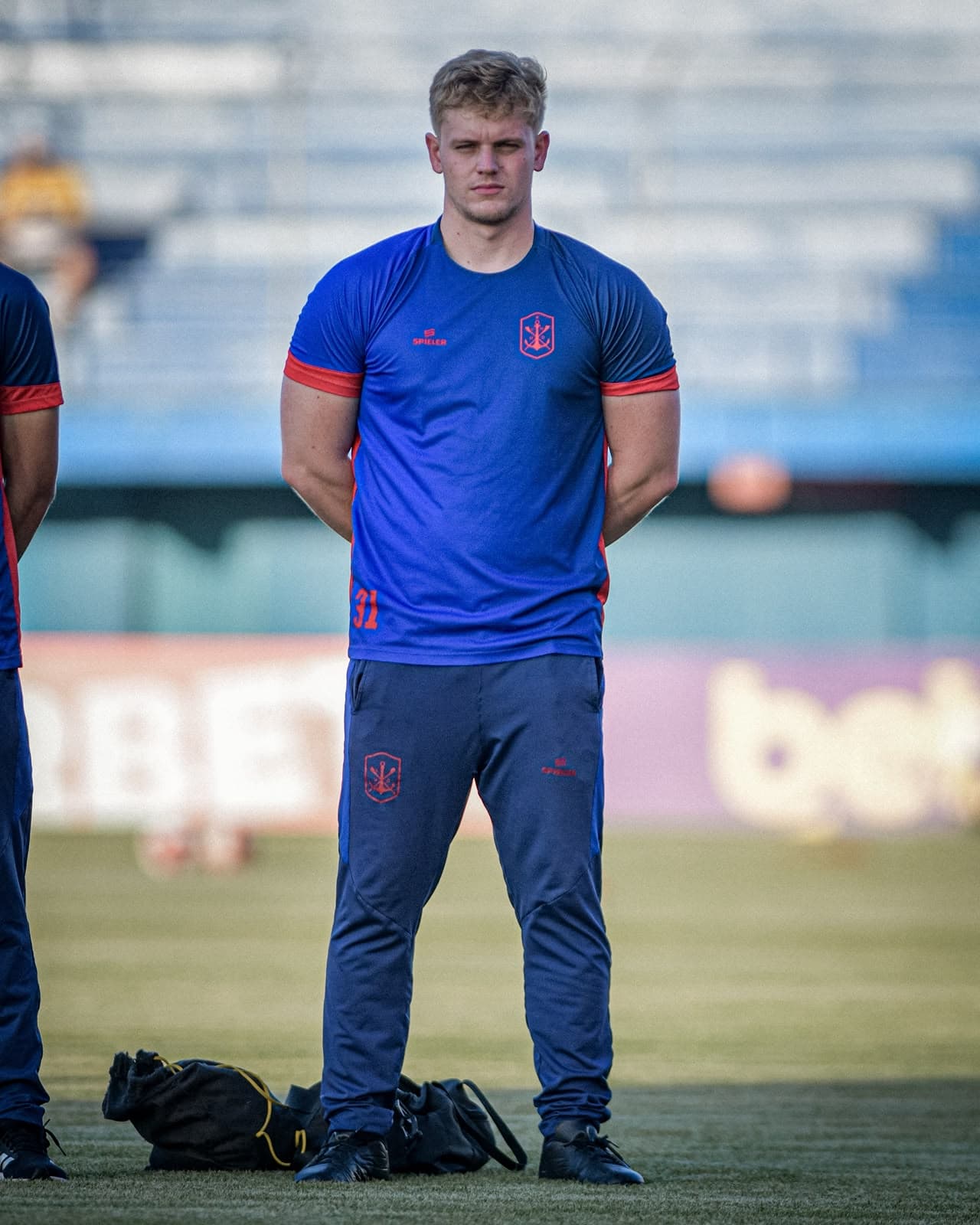 Igor Betinelli em campo de futebol