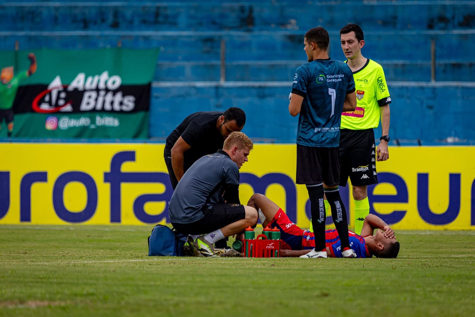 Igor Betinelli atendendo um atleta em campo