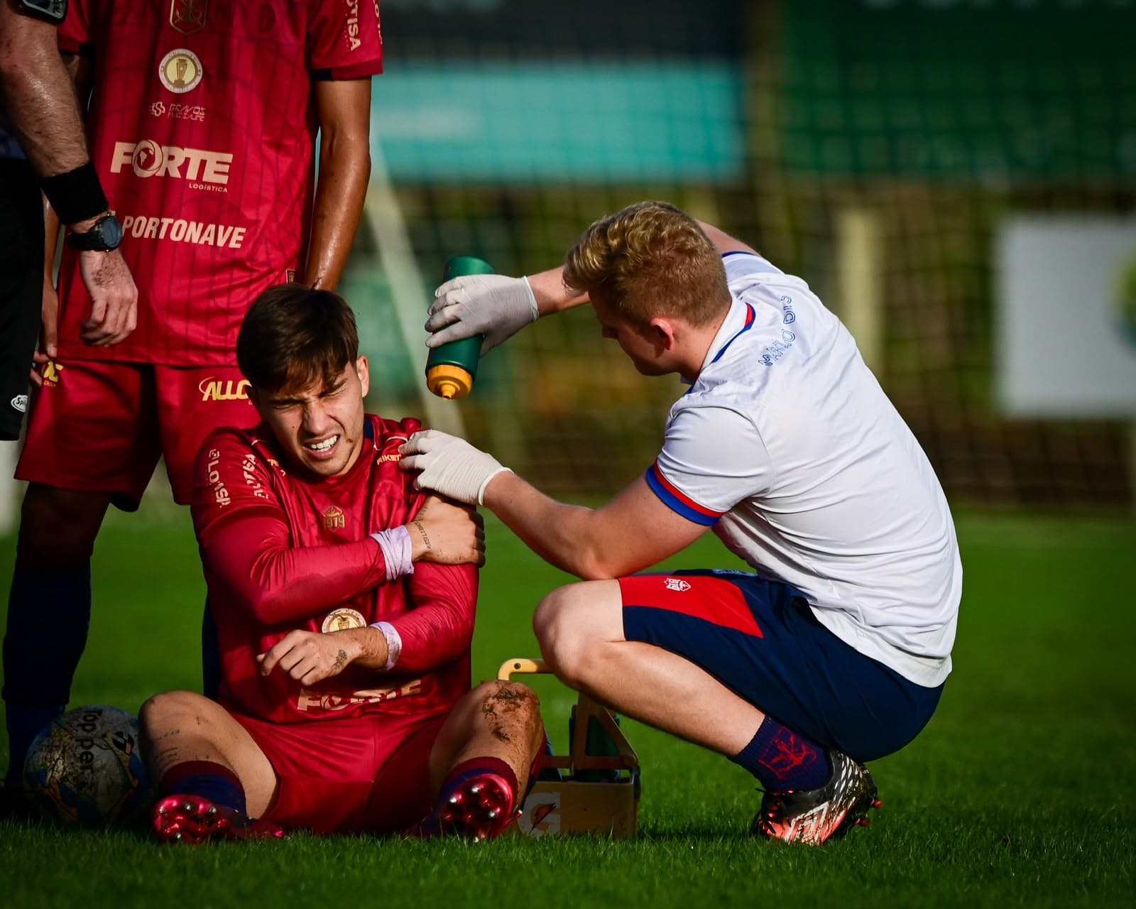 Igor Betinelli aplicando spray de gelo em um atleta